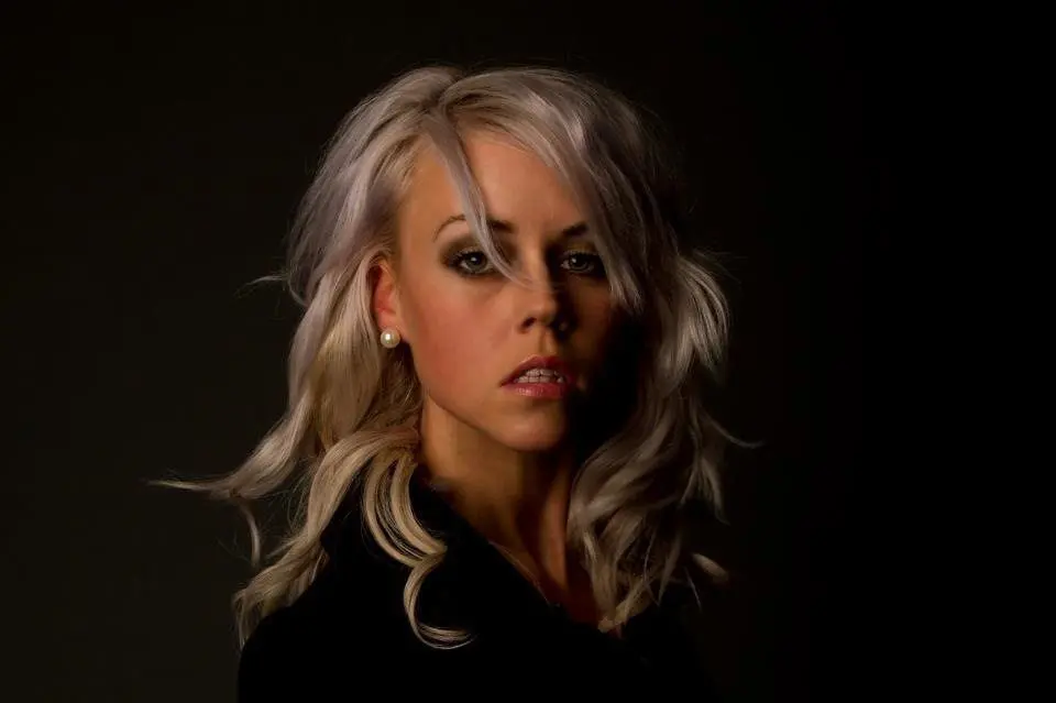 Louise D – London based female magician